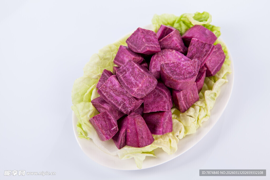 紫山药块摆于生菜之上