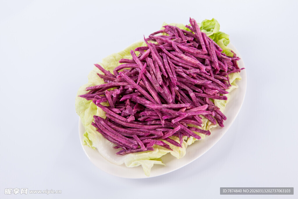 紫薯条配生菜摆盘中
