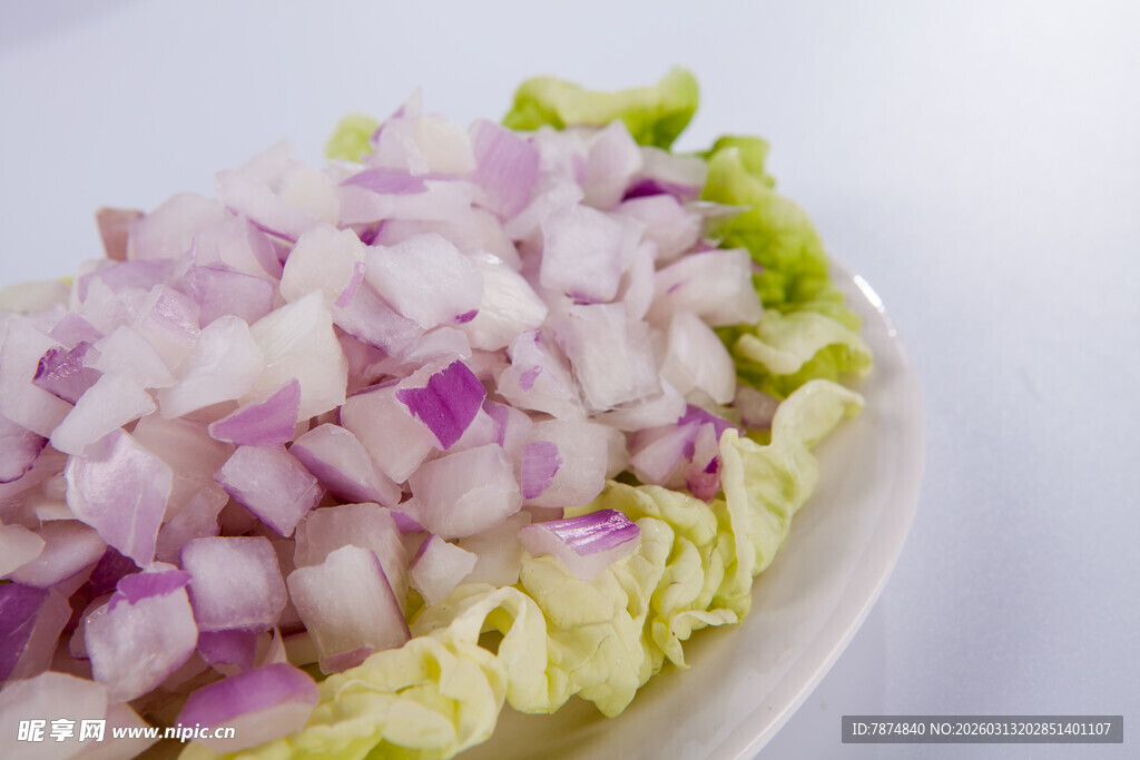 切碎的洋葱与生菜