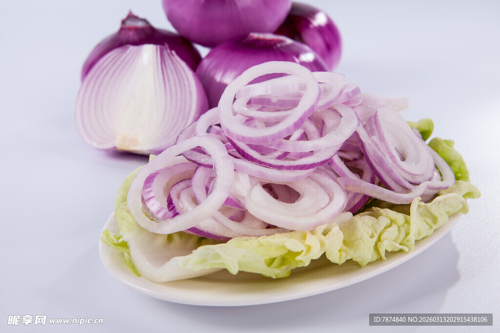 紫洋葱切片配生菜摆盘
