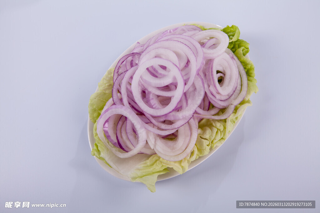 紫洋葱切丝置于生菜上