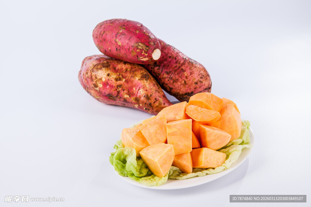 红薯与切块红薯摆盘展示