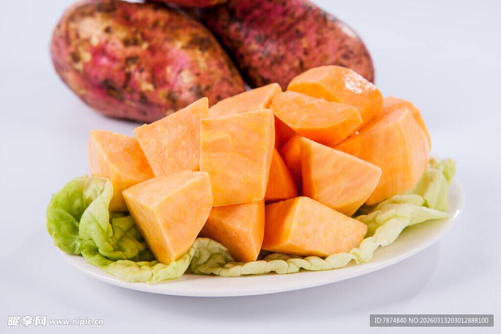新鲜切块红薯与生菜摆盘