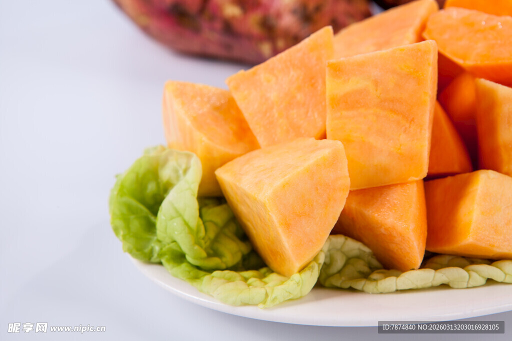 一盘切块南瓜配生菜