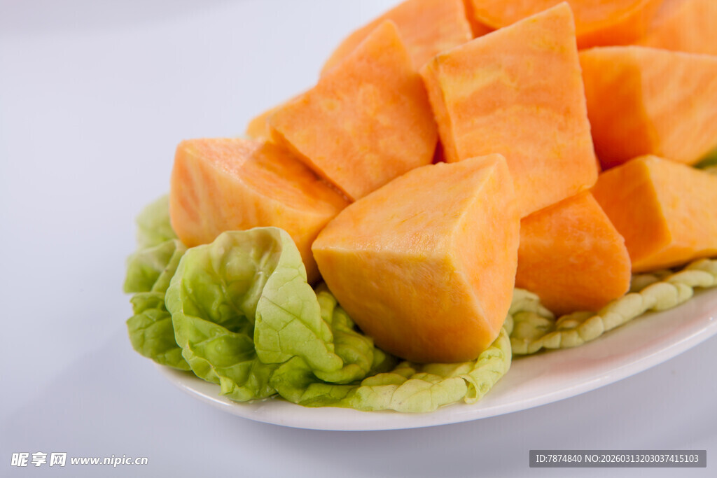 一盘切块南瓜配生菜