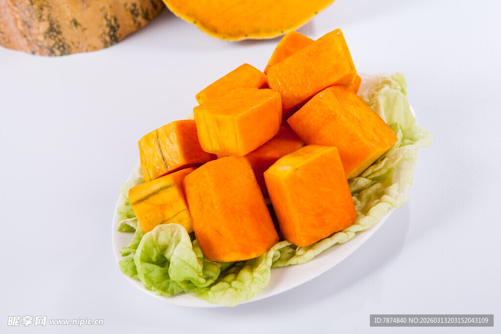 一盘切块南瓜配生菜