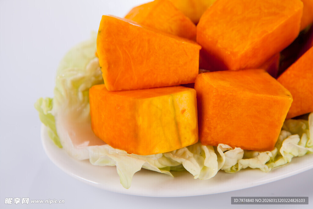 盘中切块南瓜与生菜