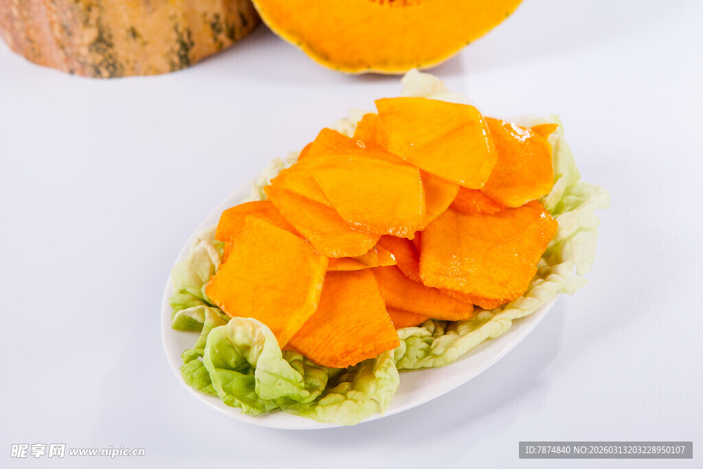 新鲜南瓜片搭配生菜摆盘