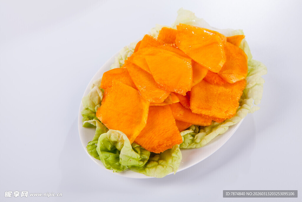 新鲜南瓜片配生菜摆盘