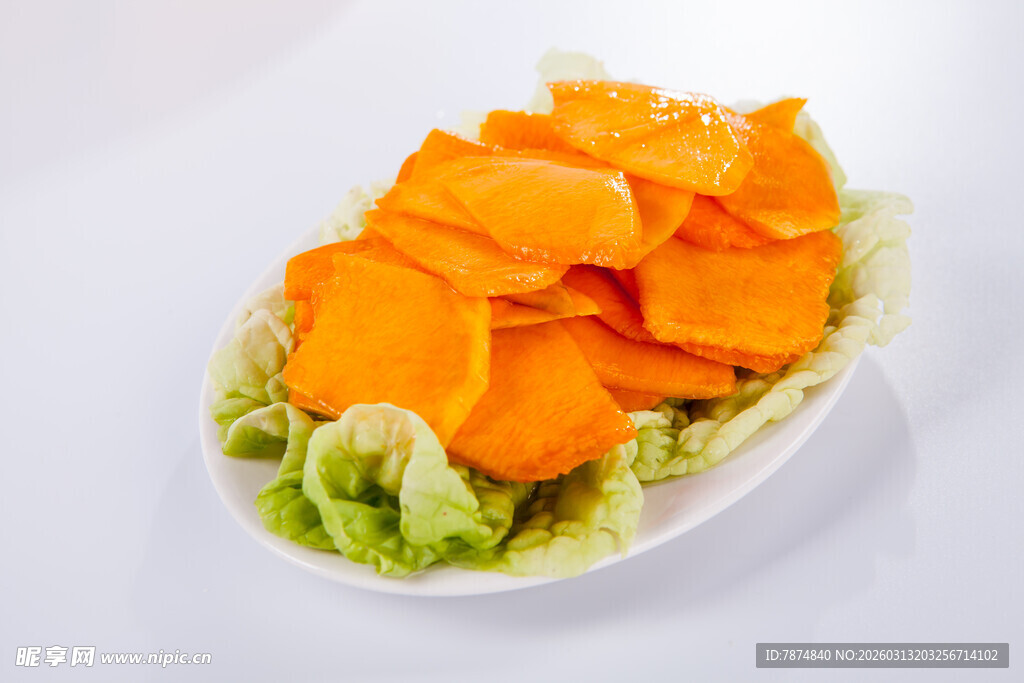 橙色脆片配生菜在盘中