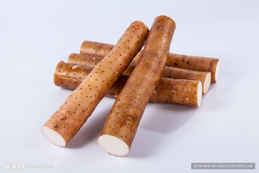 新鲜山药堆叠展示