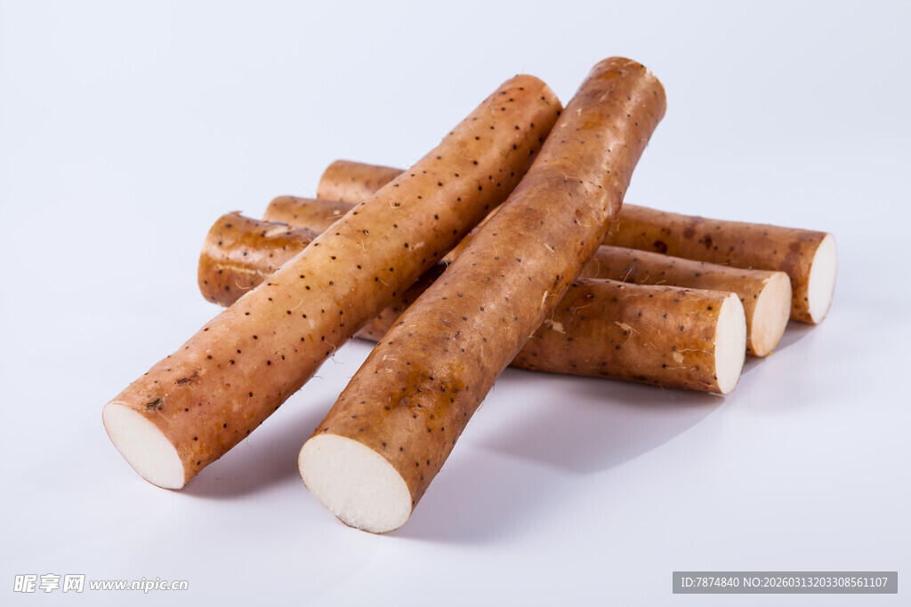 新鲜切段的木薯根茎