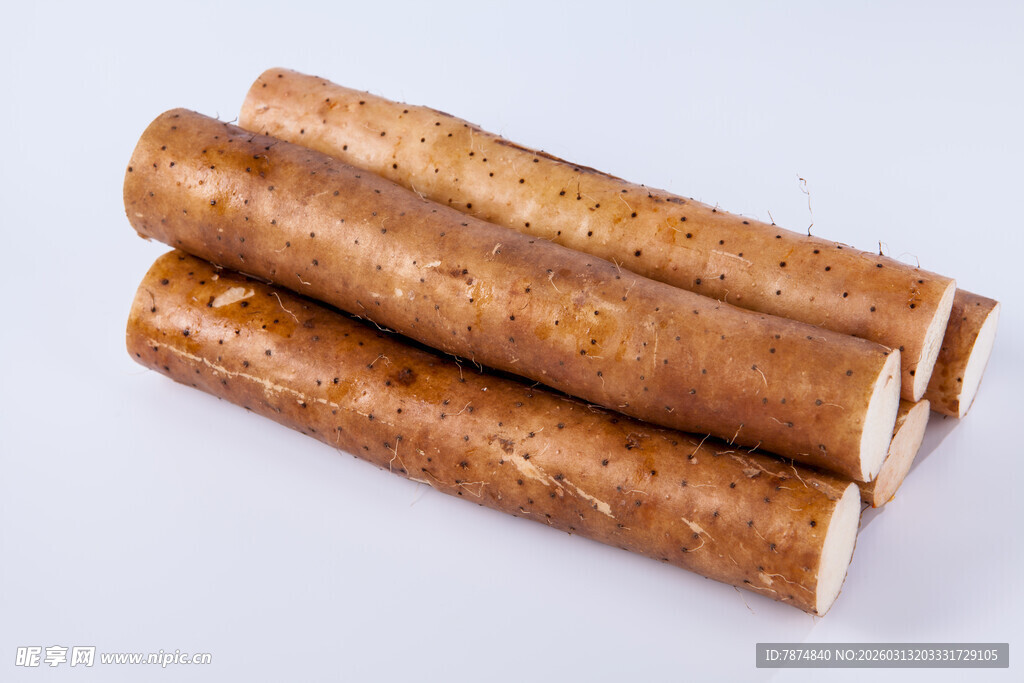 新鲜山药堆叠展示