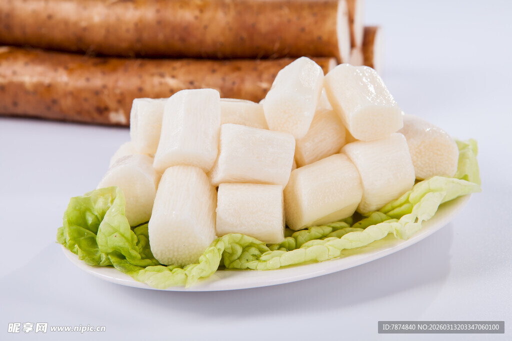 鲜切山药块摆于生菜上