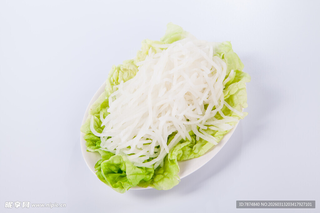 盘中鲜嫩白菜配粉丝