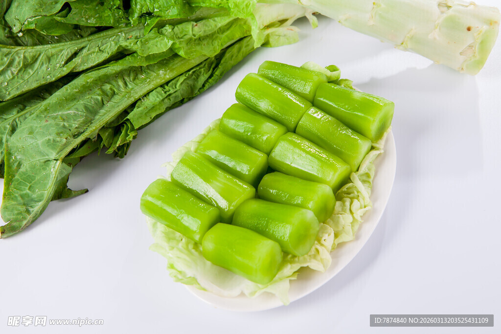 鲜嫩莴笋段与绿叶蔬菜