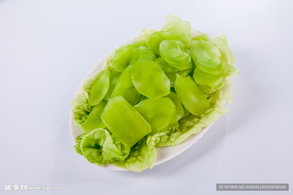 翠绿莴笋片摆盘精致