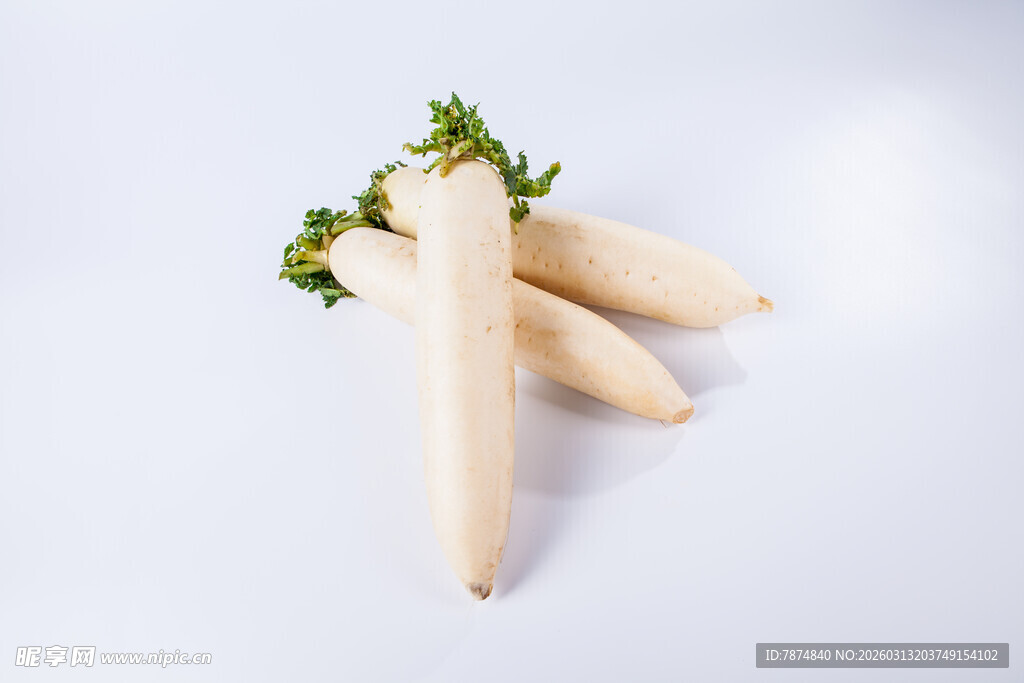 三根白萝卜带翠绿顶部