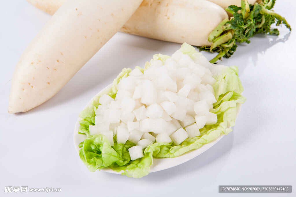 白菜叶上的白萝卜碎粒