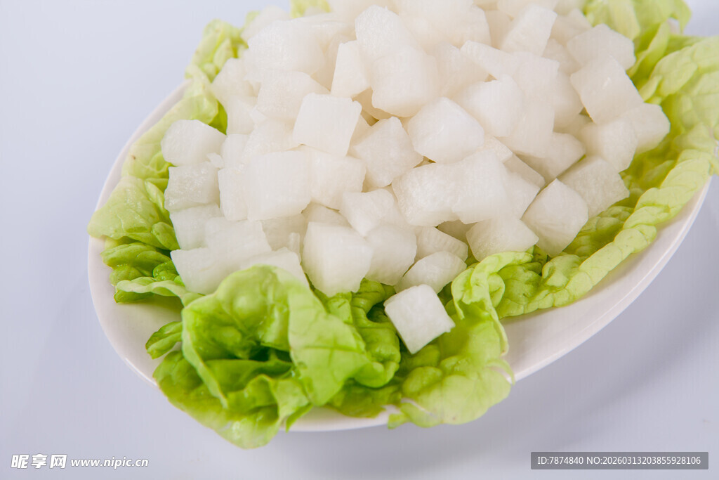 生菜上的白色块状食材