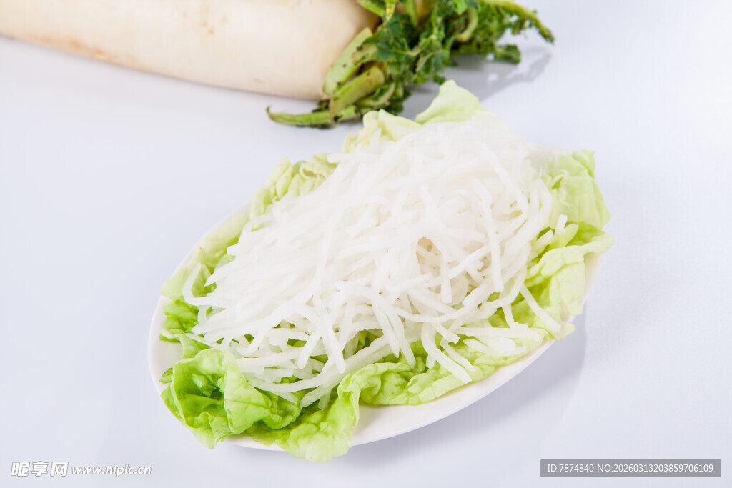 新鲜萝卜丝配生菜摆盘