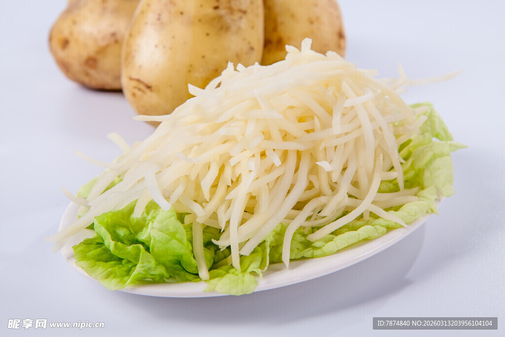 新鲜土豆丝摆放在盘中