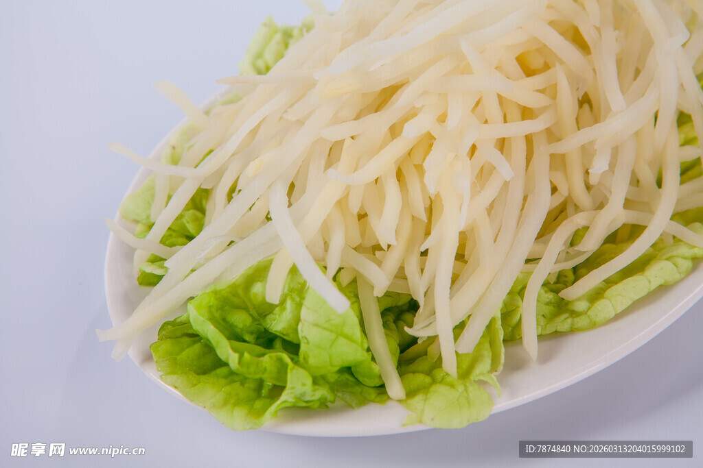 盘中土豆丝配鲜嫩生菜