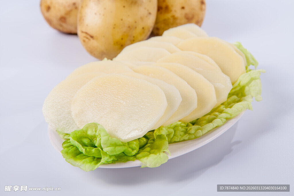 新鲜土豆片配生菜与土豆