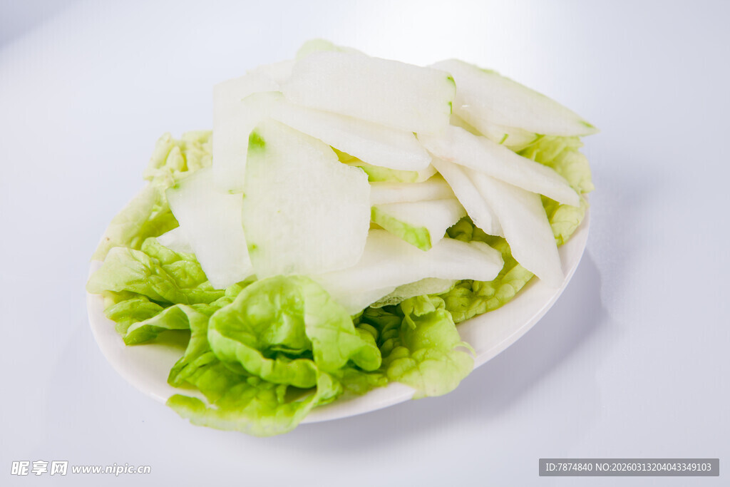 新鲜白菜摆放在白色盘中