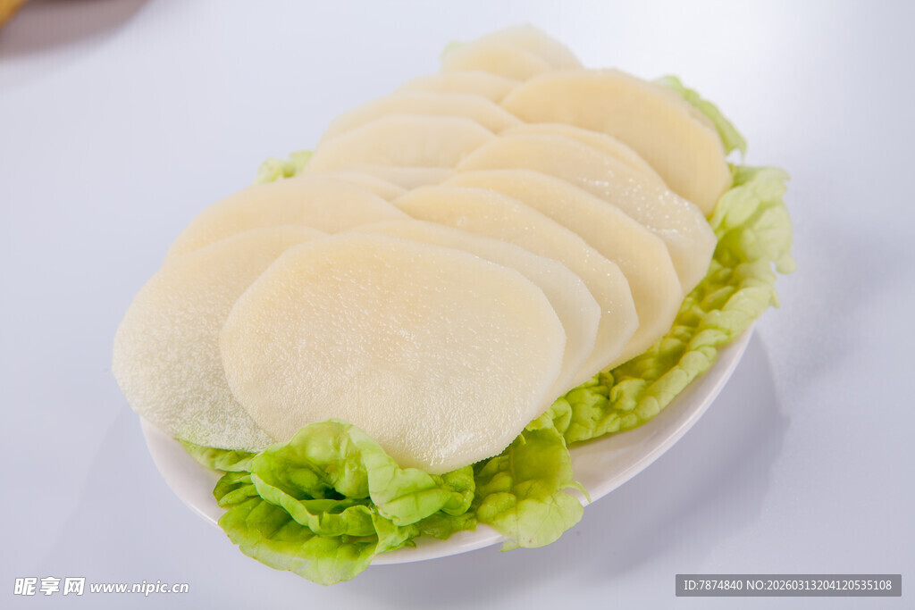 生菜垫底的薄切土豆片