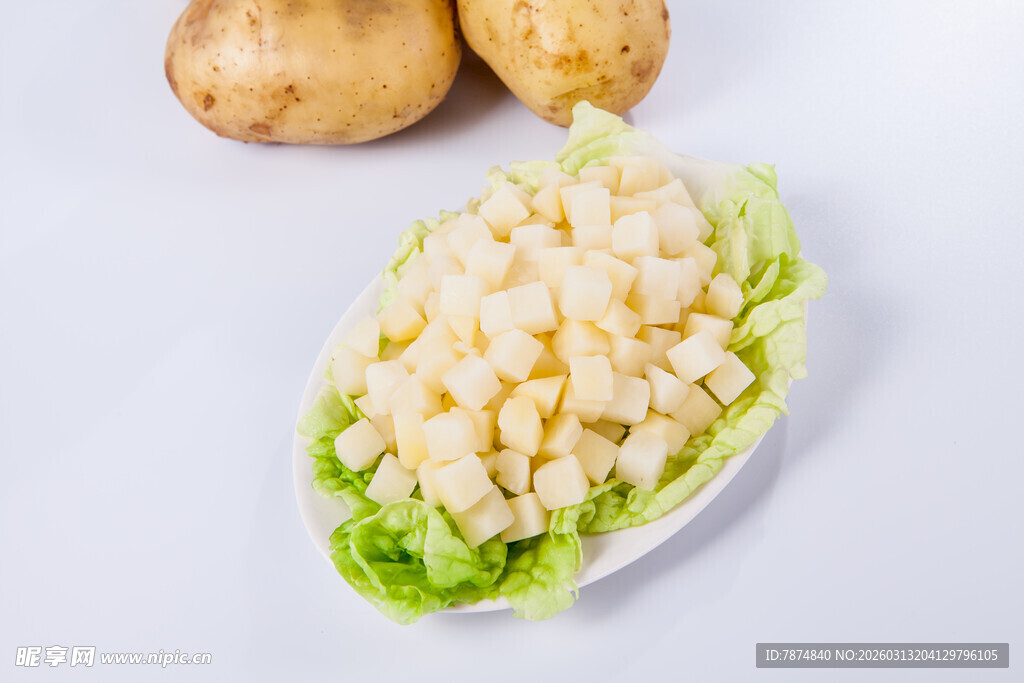 土豆切丁配生菜摆盘