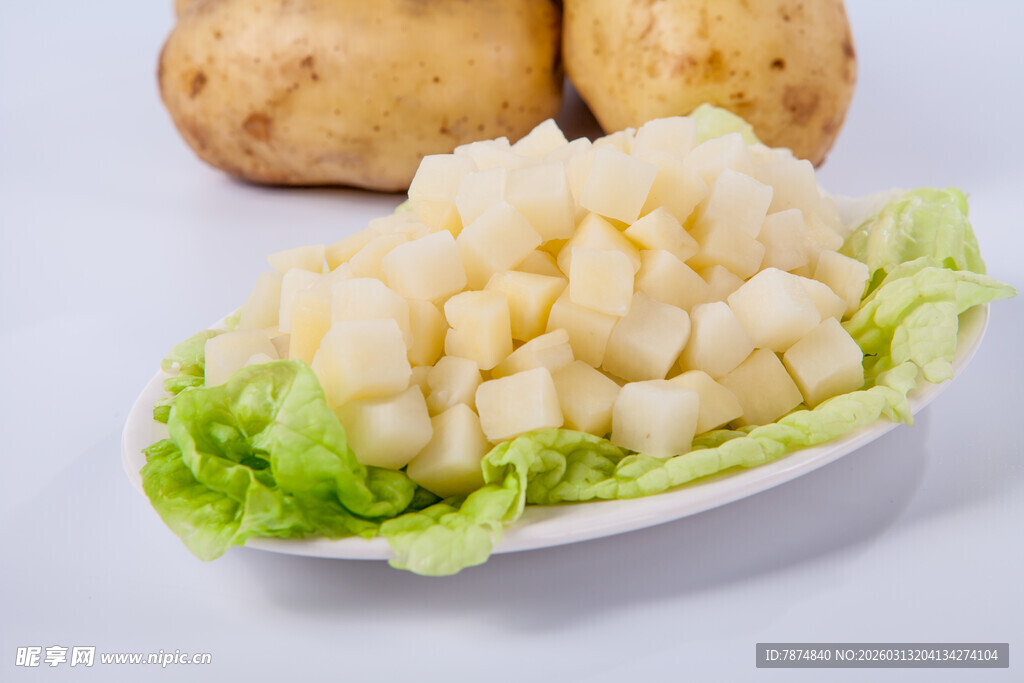切块土豆配生菜摆盘