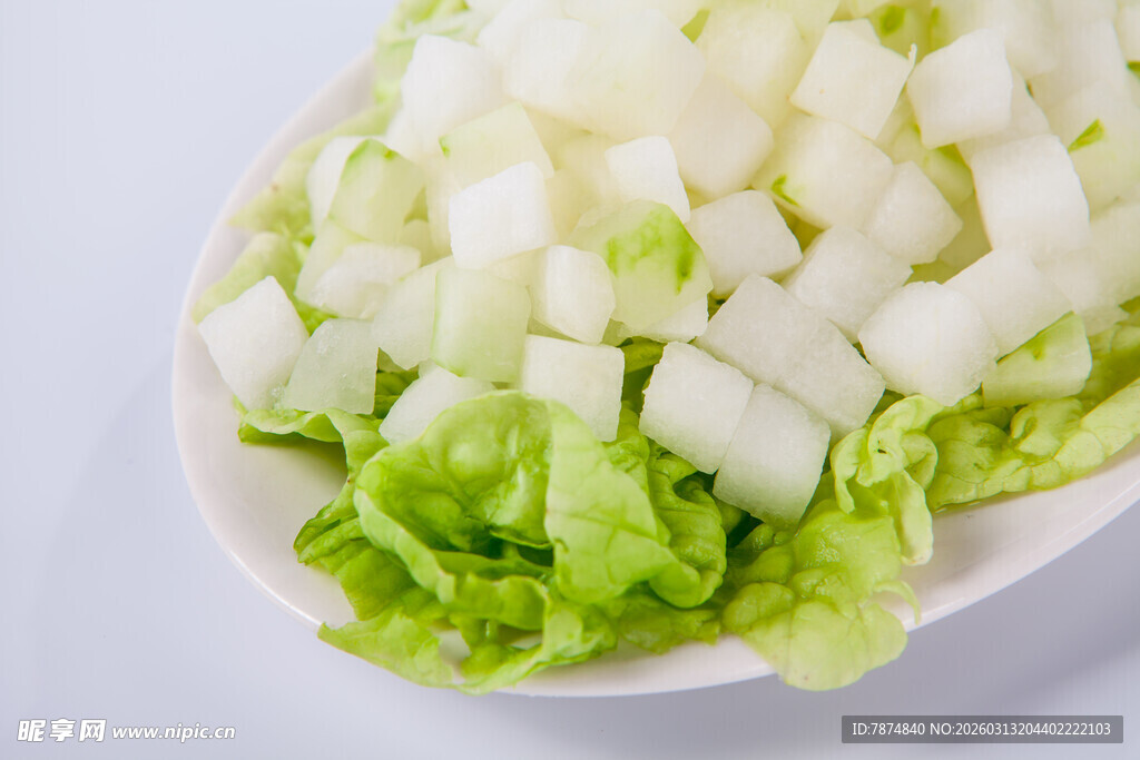 生菜配白萝卜丁摆盘