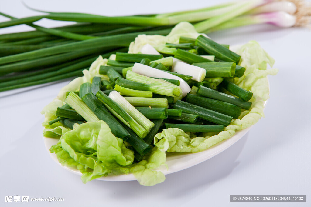 新鲜切段青葱摆于生菜上
