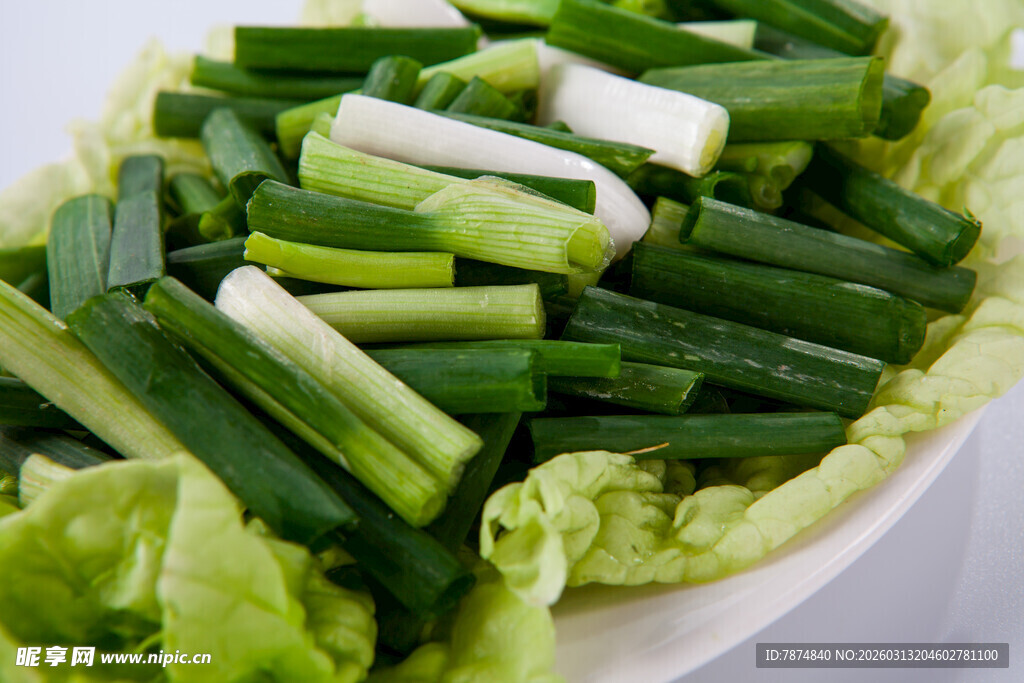 新鲜葱段配生菜摆盘
