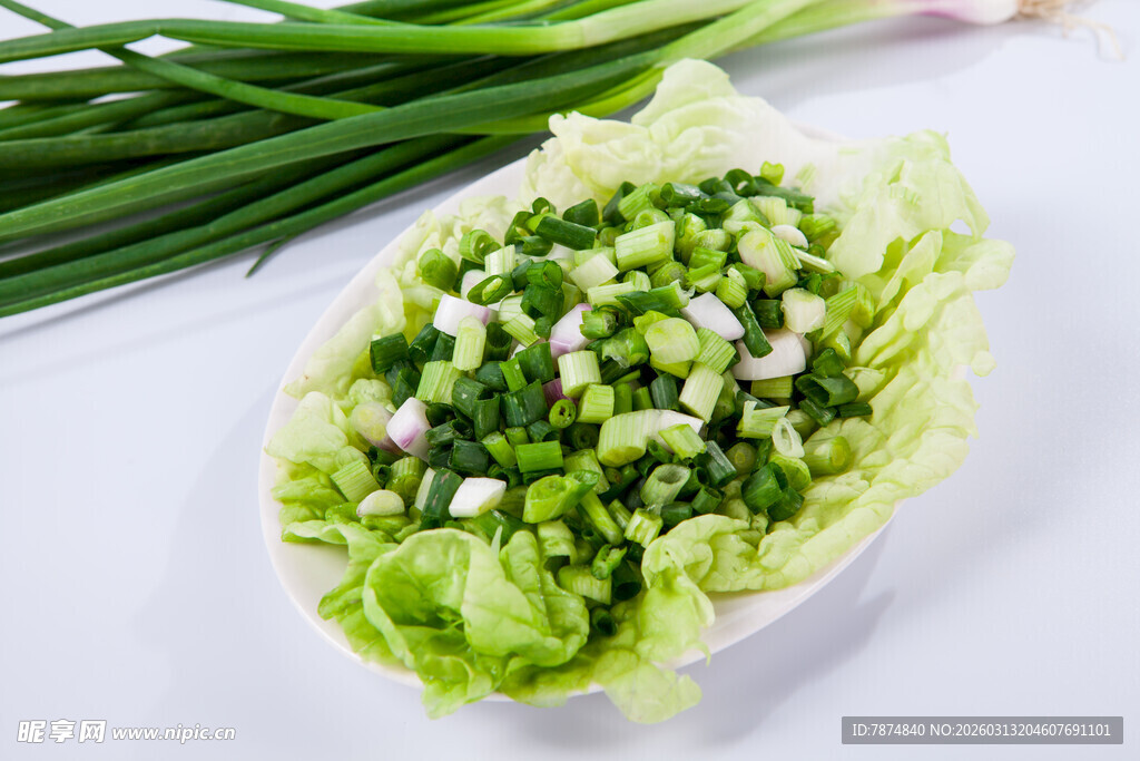生菜上的葱花碎