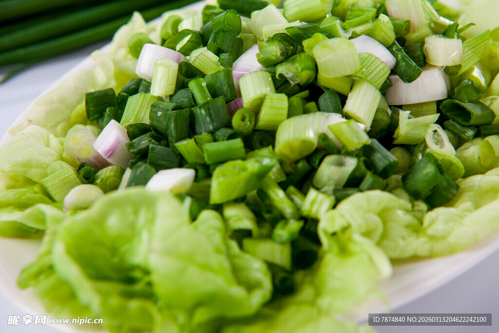 新鲜葱花生菜摆盘