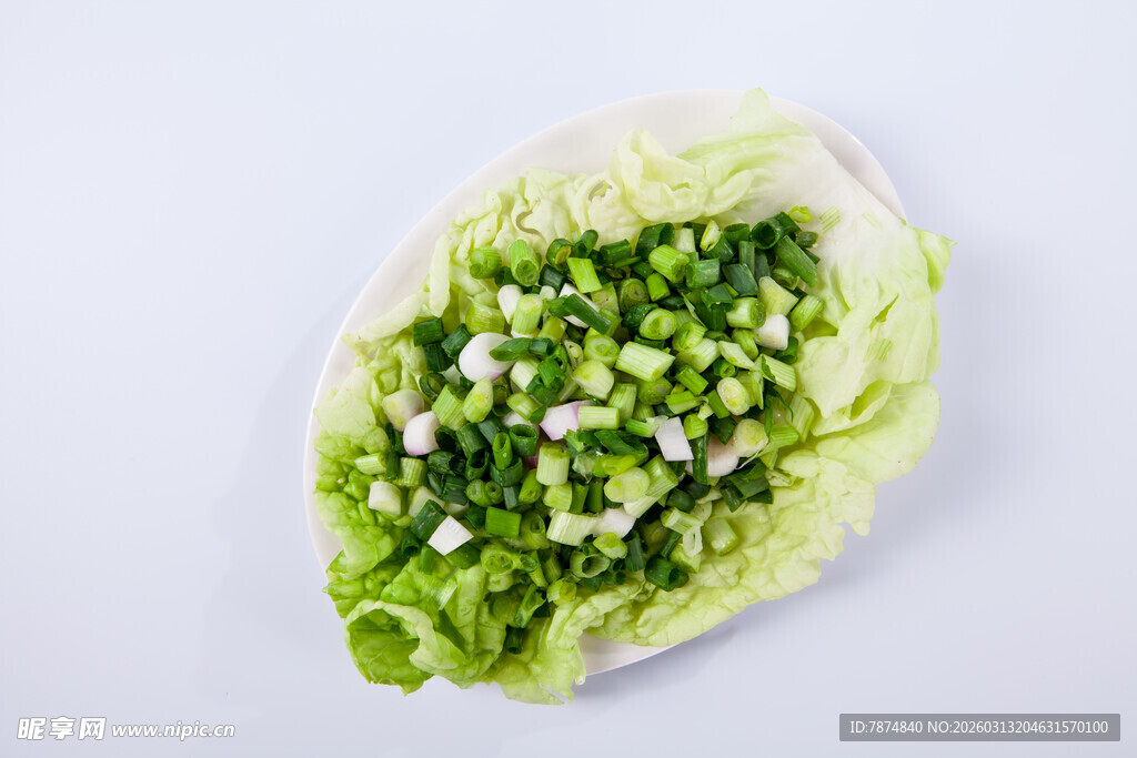 生菜上的葱花碎