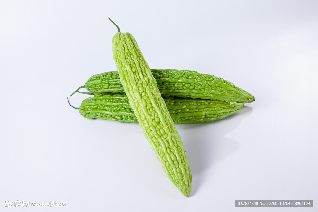 新鲜翠绿苦瓜摆拍
