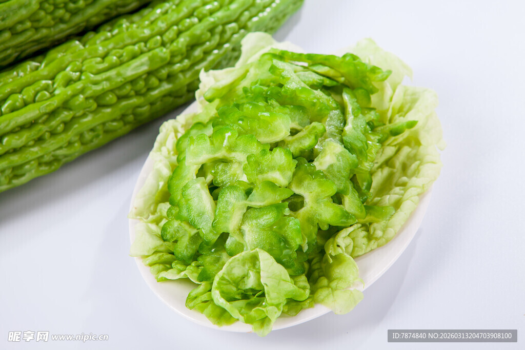 新鲜苦瓜片与整根苦瓜