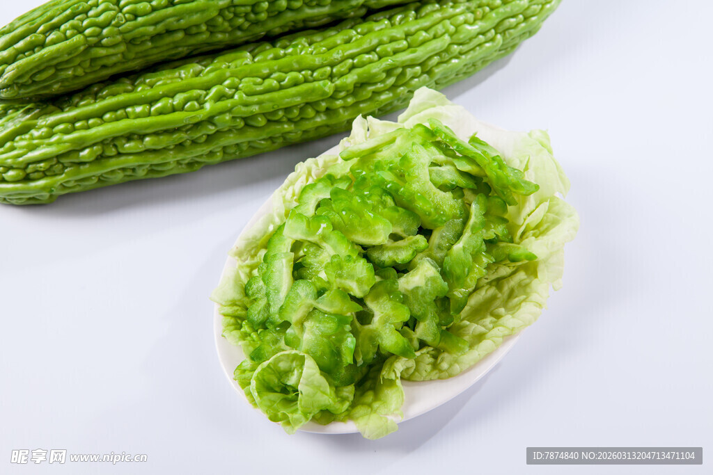 新鲜苦瓜瓤与整根苦瓜