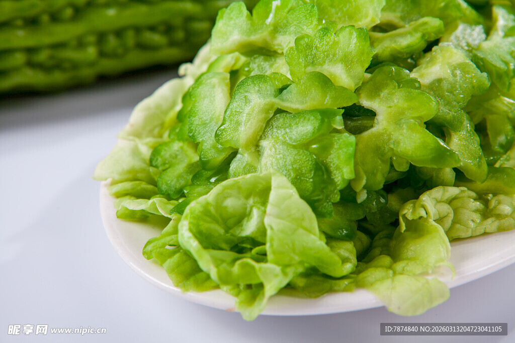 新鲜生菜盛于白盘