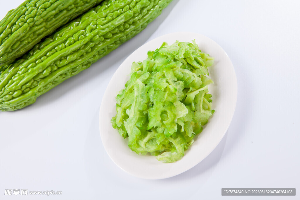 新鲜苦瓜与苦瓜丝