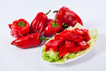 新鲜红椒与红椒片摆盘