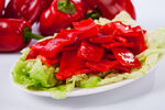新鲜红椒配生菜摆盘