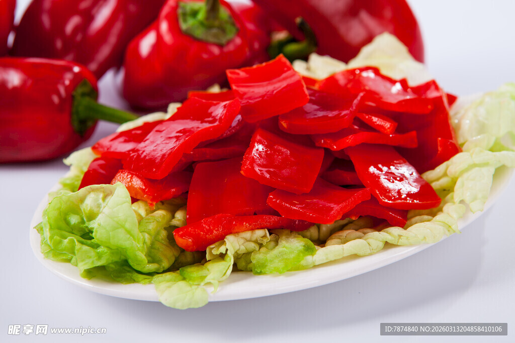 新鲜红椒配生菜摆盘