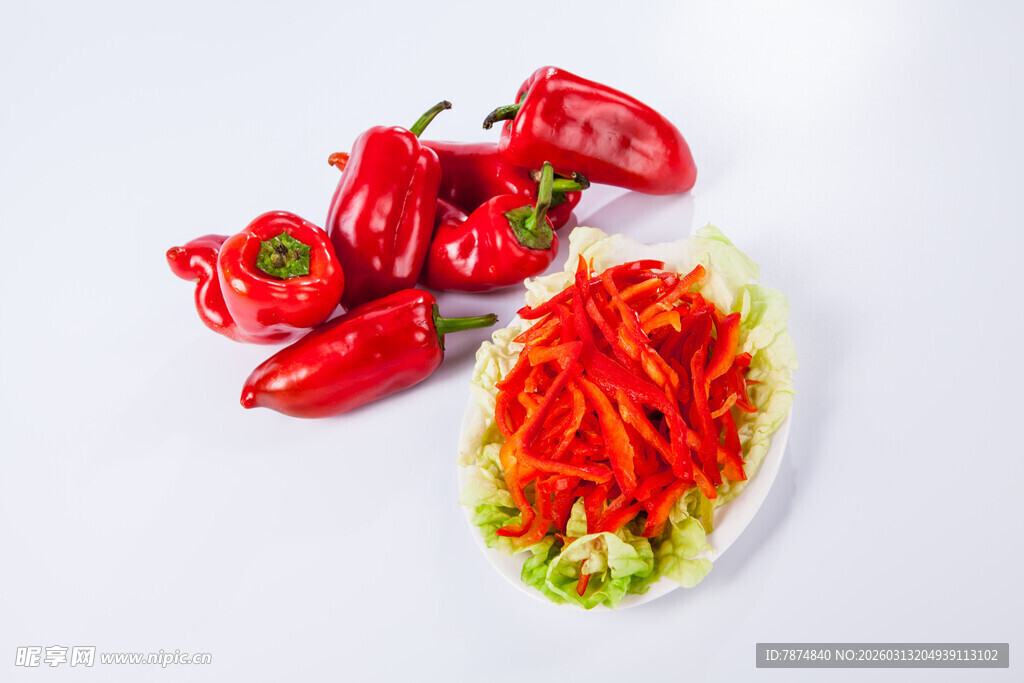 新鲜红椒切丝摆盘