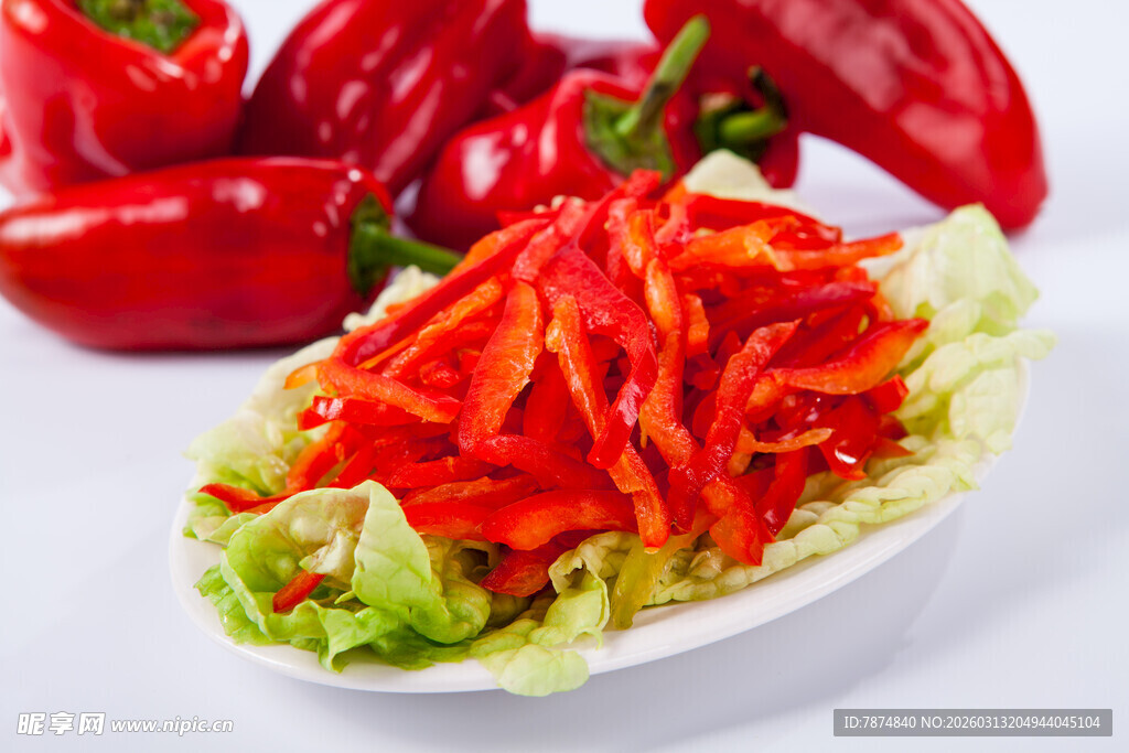新鲜红椒丝摆于生菜上