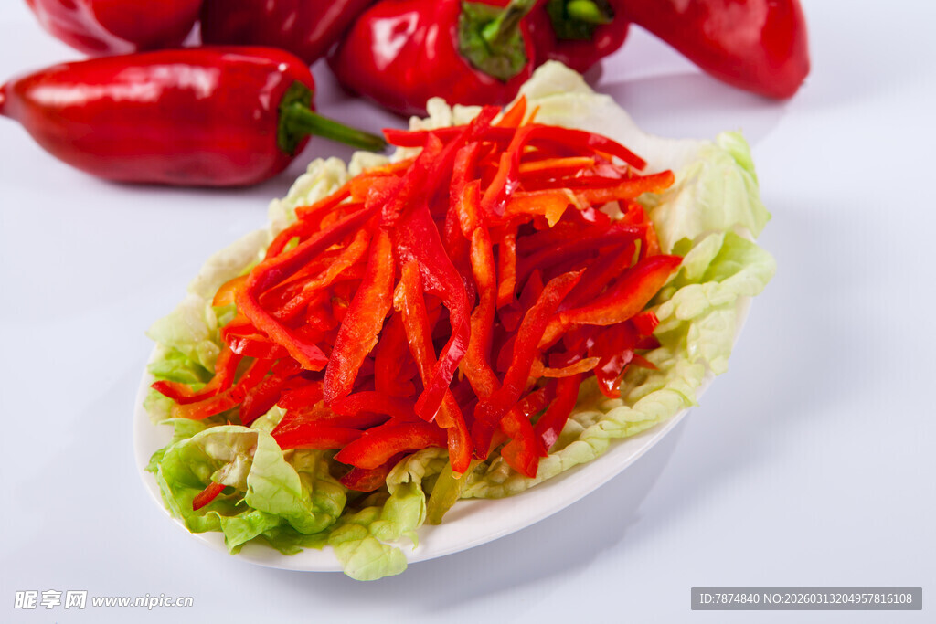 红椒切丝配生菜摆盘