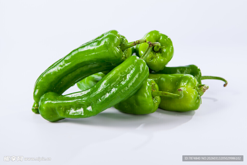 新鲜青辣椒堆叠展示